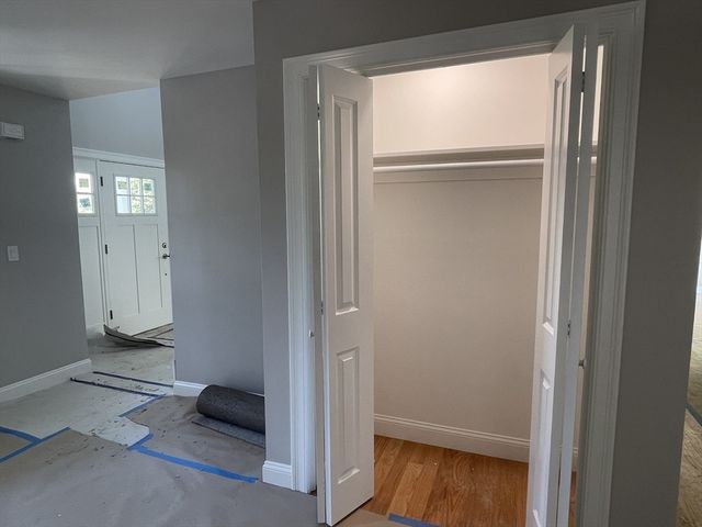 1 Old Fall River Rd, Dartmouth, MA 02747