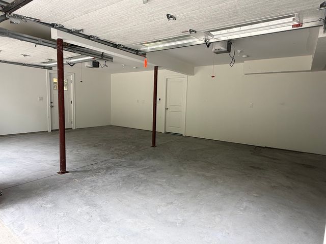 1 Old Fall River Rd, Dartmouth, MA 02747