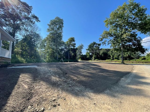 1 Old Fall River Rd, Dartmouth, MA 02747