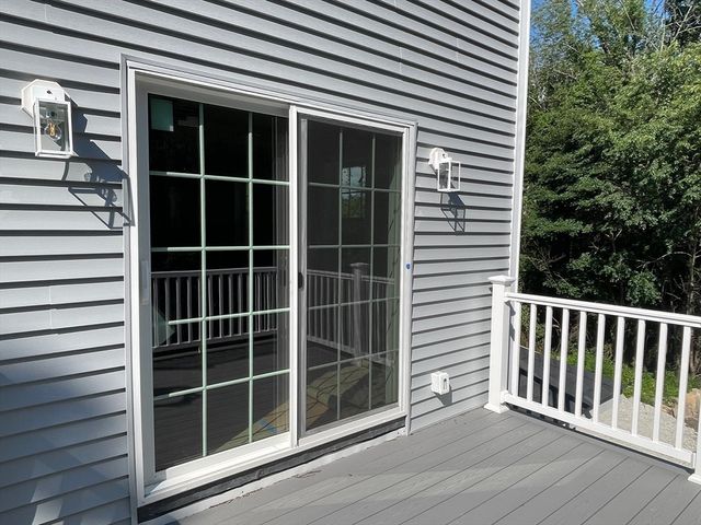 1 Old Fall River Rd, Dartmouth, MA 02747