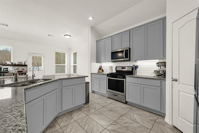 696 W Linnwood Drive, Woodbranch, TX 77357