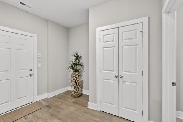 906 Meadowcrest Way, Lebanon, TN 37090