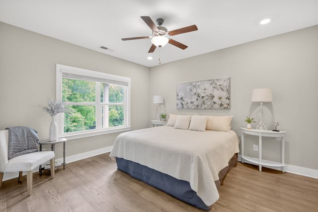906 Meadowcrest Way, Lebanon, TN 37090