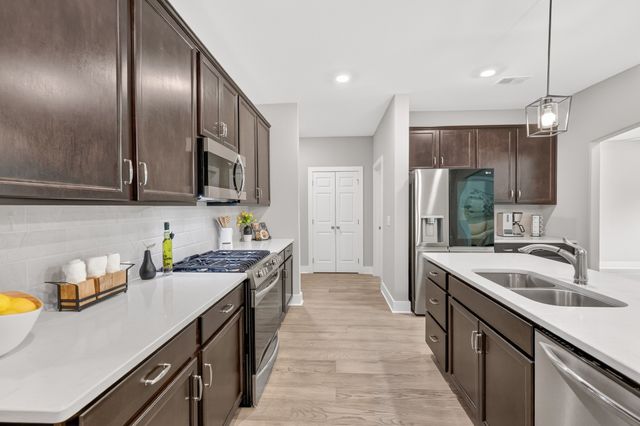 906 Meadowcrest Way, Lebanon, TN 37090