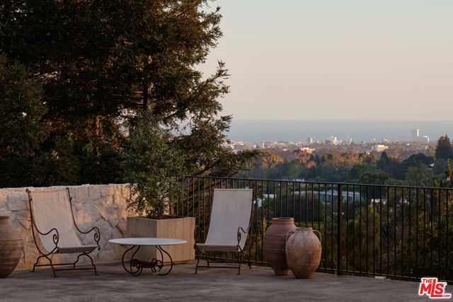 851 Strada Vecchia Road, Los Angeles, CA 90077