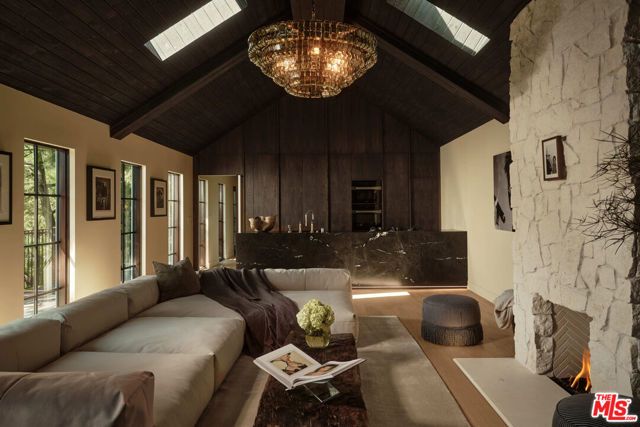 851 Strada Vecchia Road, Los Angeles, CA 90077