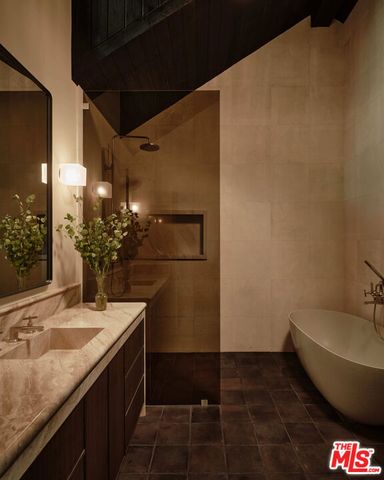 851 Strada Vecchia Road, Los Angeles, CA 90077