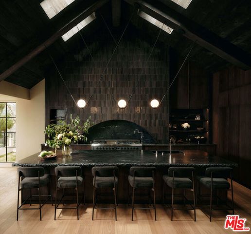 851 Strada Vecchia Road, Los Angeles, CA 90077