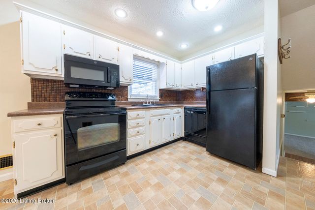 4021 Blossomwood Dr, Louisville, KY 40220