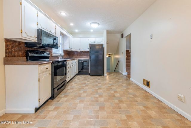 4021 Blossomwood Dr, Louisville, KY 40220