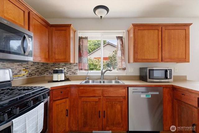 2042 Doe Drive, Oak Harbor, WA 98277
