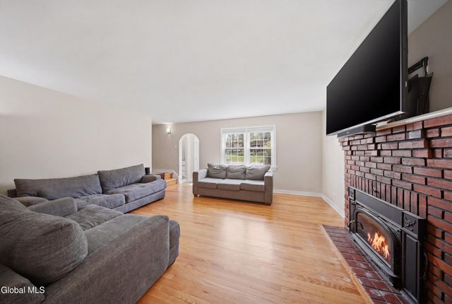 508 Bloomingrove Drive, North Greenbush, NY 12144