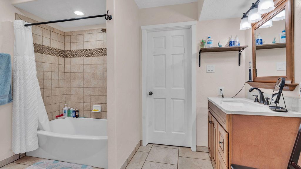 Image 16 of property listing at 14329 Windsor Place NE, Albuquerque, NM 87123