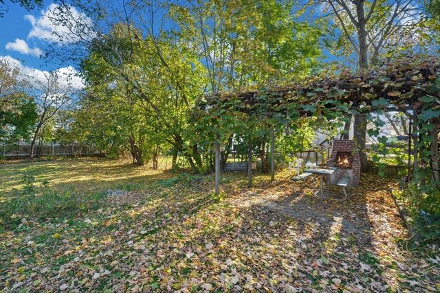 10 Middle 10, Newton, MA 02458