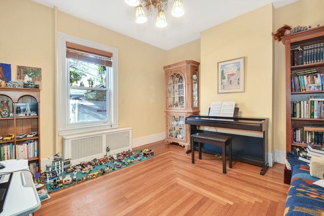 10 Middle 10, Newton, MA 02458