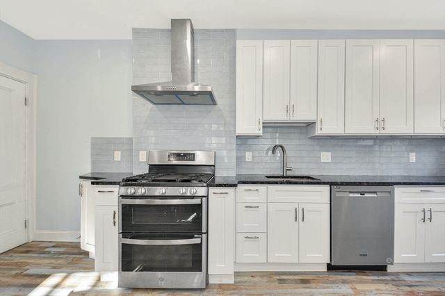 10 Middle 10, Newton, MA 02458