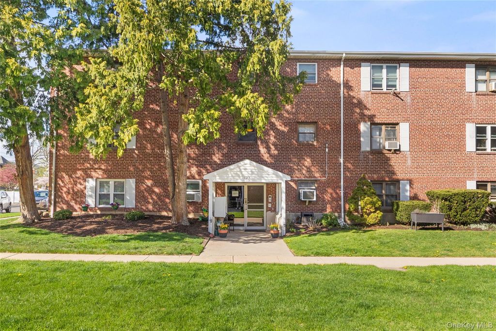 125 Park Avenue C1, Amityville, NY 11701