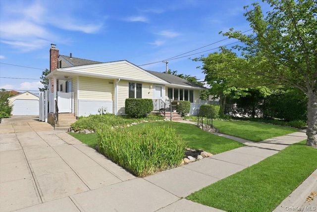 61 Hunter Lane, Hicksville, NY 11801