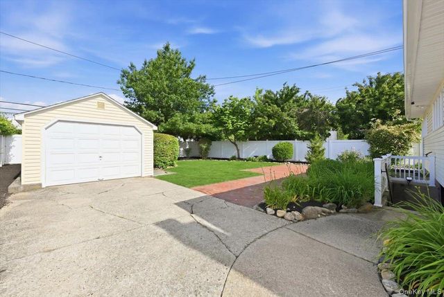 61 Hunter Lane, Hicksville, NY 11801
