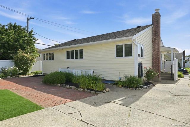 61 Hunter Lane, Hicksville, NY 11801
