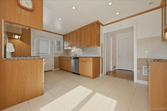 61 Hunter Lane, Hicksville, NY 11801