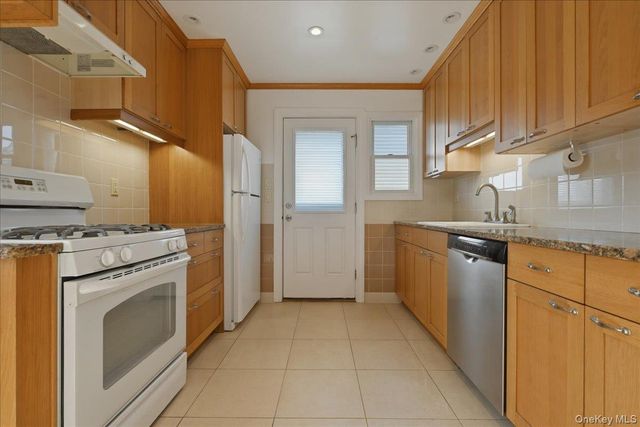 61 Hunter Lane, Hicksville, NY 11801