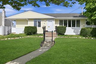 61 Hunter Lane, Hicksville, NY 11801