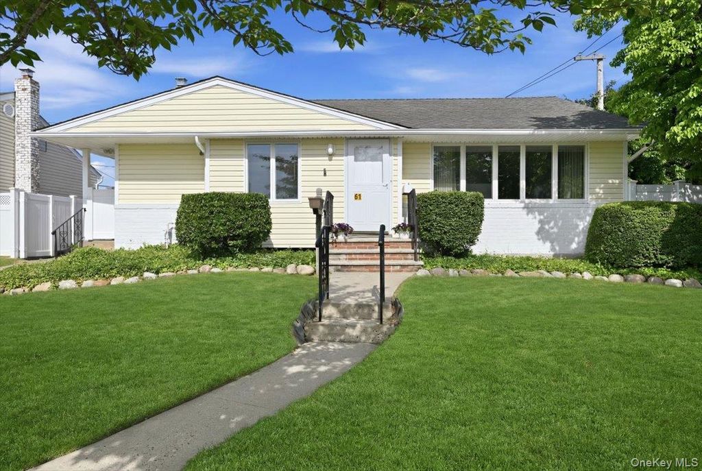 61 Hunter Lane, Hicksville, NY 11801