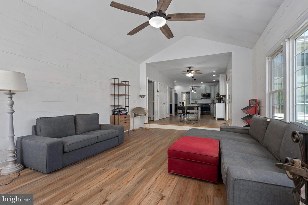 Image 13 of property listing at 4525 BECKLEYSVILLE RD, Hampstead, MD 21074