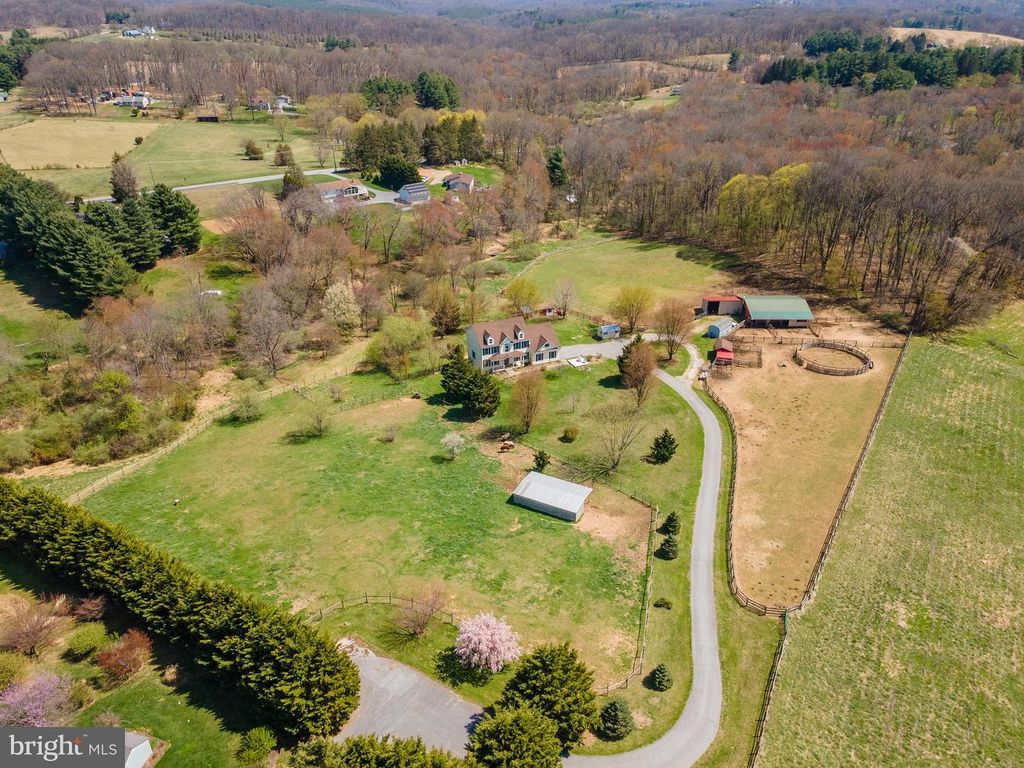 Image 3 of property listing at 4525 BECKLEYSVILLE RD, Hampstead, MD 21074