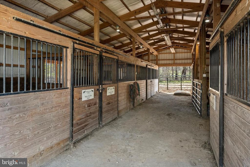 Image 5 of property listing at 4525 BECKLEYSVILLE RD, Hampstead, MD 21074