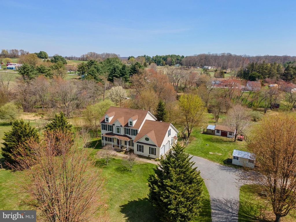 Image 6 of property listing at 4525 BECKLEYSVILLE RD, Hampstead, MD 21074