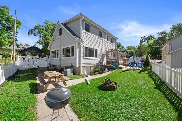 S68W18031 Island DRIVE, Muskego, WI 53150