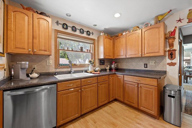 S68W18031 Island DRIVE, Muskego, WI 53150