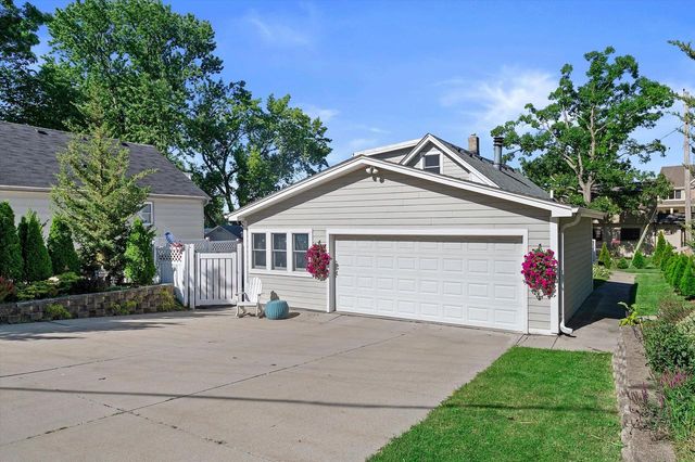 S68W18031 Island DRIVE, Muskego, WI 53150