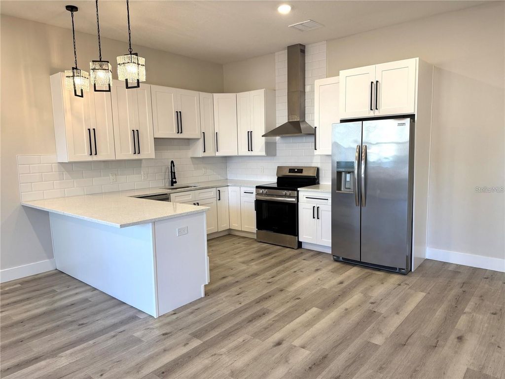 Image 2 of property listing at 1039 53RD AVENUE N, St Petersburg, FL 33703