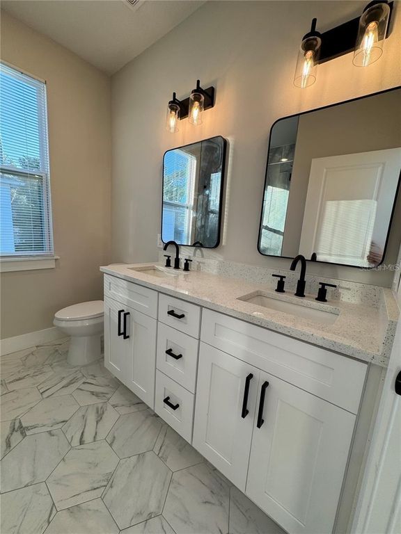 Image 19 of property listing at 1039 53RD AVENUE N, St Petersburg, FL 33703