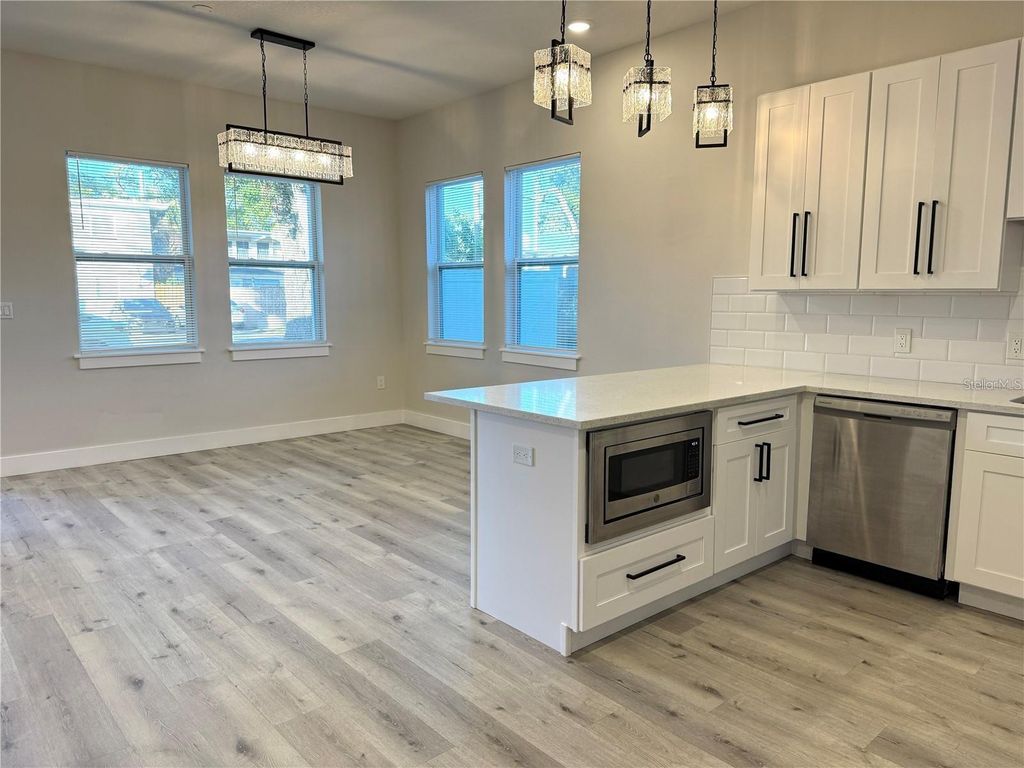 Image 3 of property listing at 1039 53RD AVENUE N, St Petersburg, FL 33703