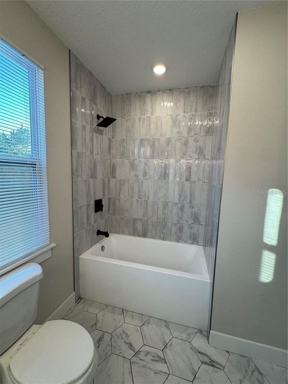Image 21 of property listing at 1039 53RD AVENUE N, St Petersburg, FL 33703