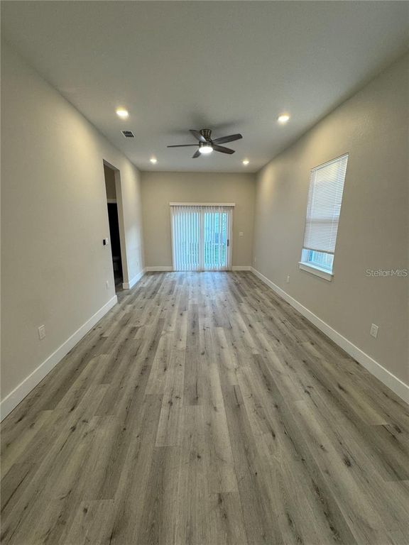 Image 4 of property listing at 1039 53RD AVENUE N, St Petersburg, FL 33703