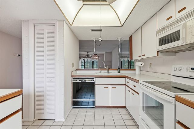 205 MARTHA LANE 205, Oldsmar, FL 34677