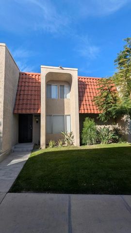 2260 N Indian Canyon Drive B, Palm Springs, CA 92262