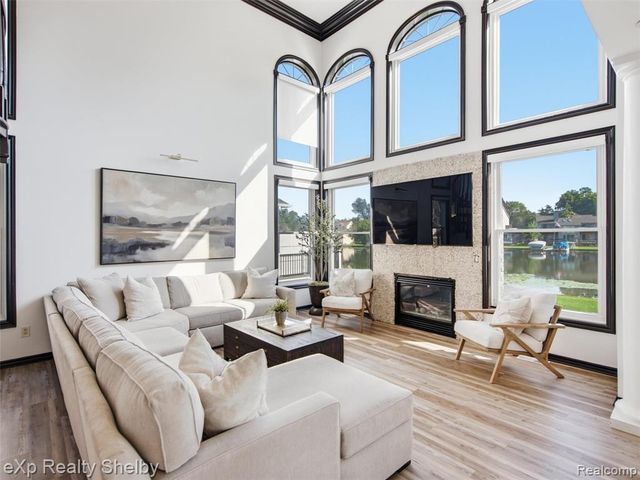 305 Beverly Estates Drive, Waterford, MI 48328