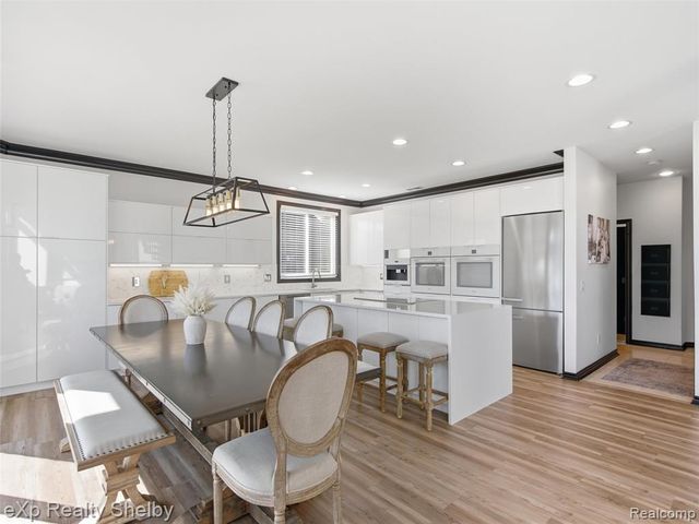 305 Beverly Estates Drive, Waterford, MI 48328