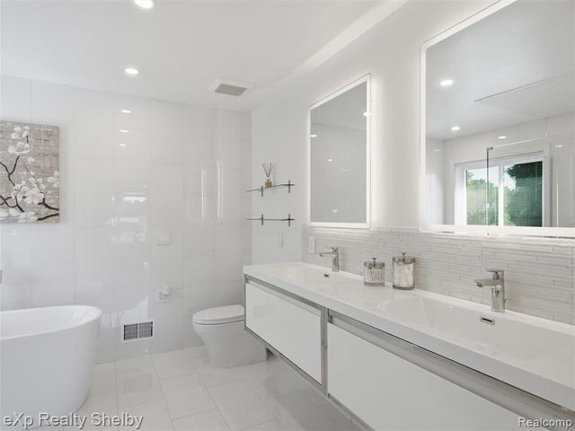 305 Beverly Estates Drive, Waterford, MI 48328