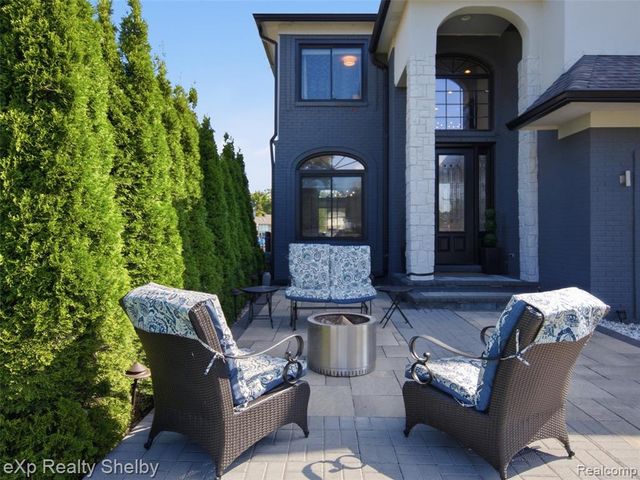 305 Beverly Estates Drive, Waterford, MI 48328