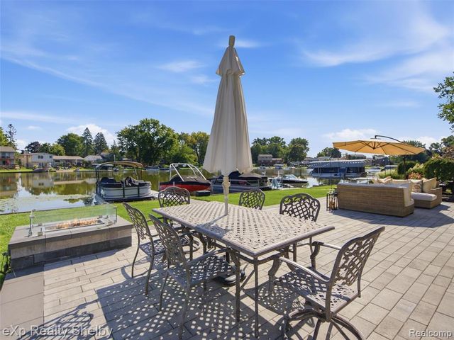 305 Beverly Estates Drive, Waterford, MI 48328