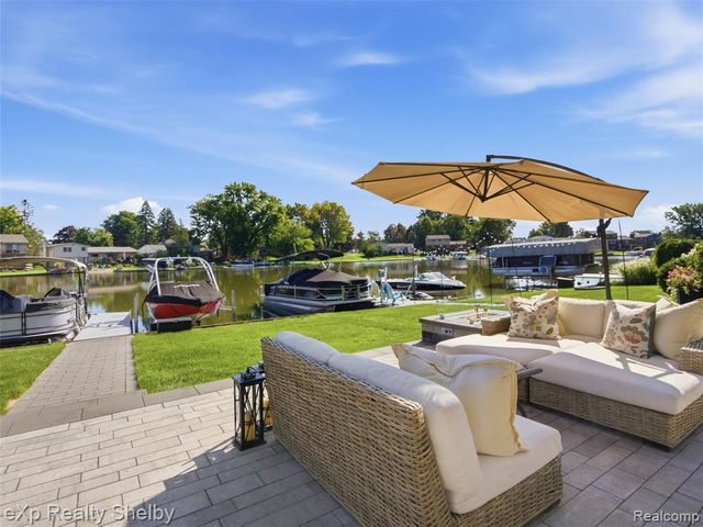 305 Beverly Estates Drive, Waterford, MI 48328