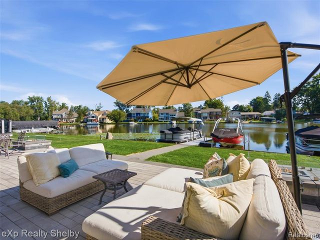 305 Beverly Estates Drive, Waterford, MI 48328