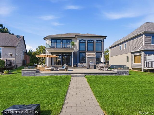305 Beverly Estates Drive, Waterford, MI 48328